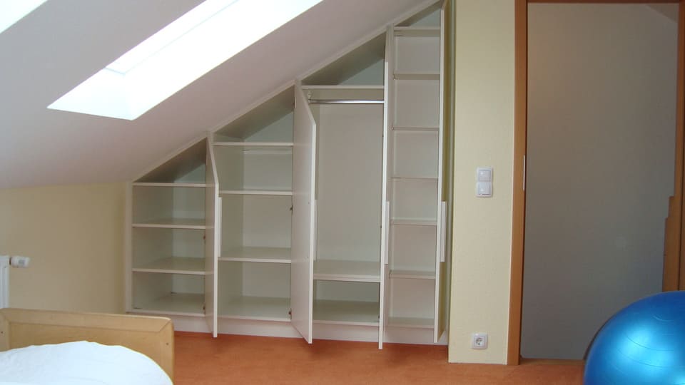 Dachschrägen-Schrank Gesamtansicht – Tischler Gladbeck
