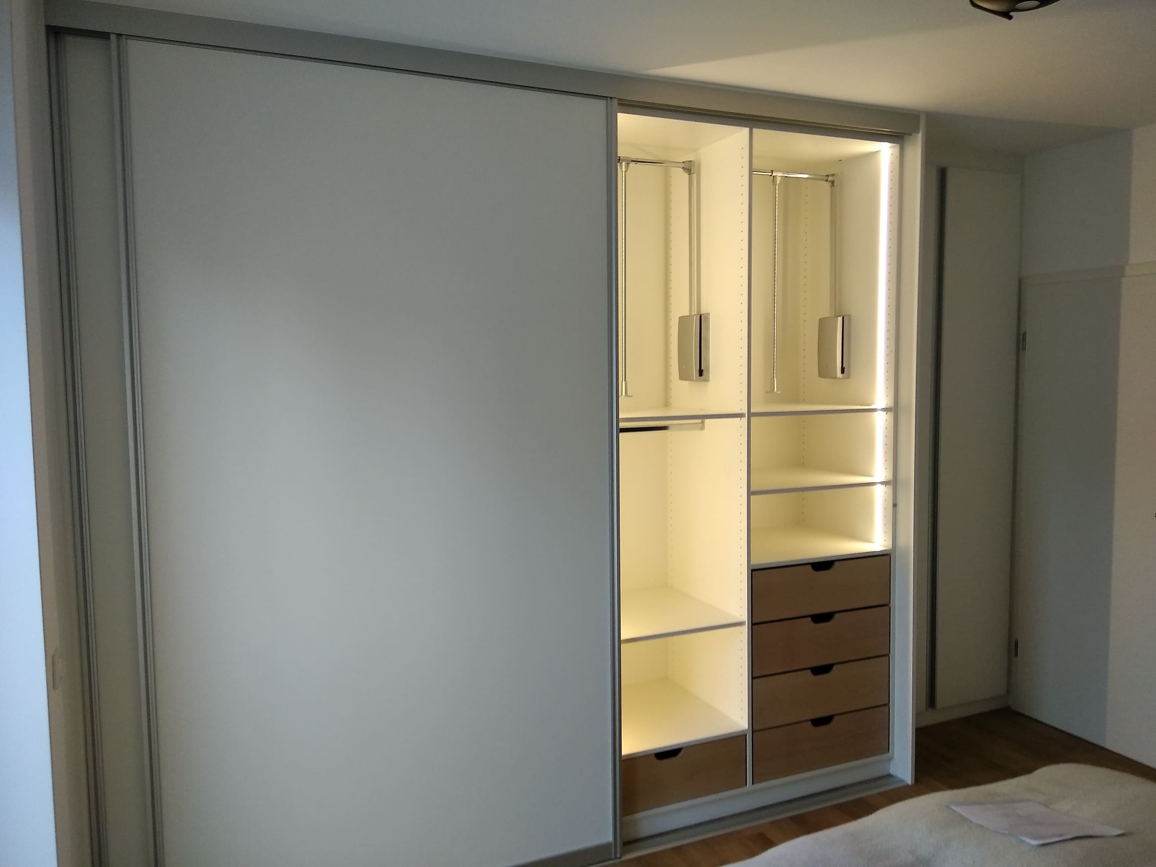 Fertiggestellter Kleiderschrank – Tischler Waltrop